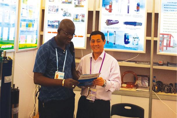 Received foreign businessman at Canton Fair